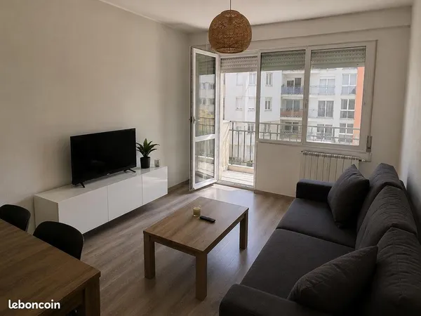 Studio à deux pas de la douane de Fossard