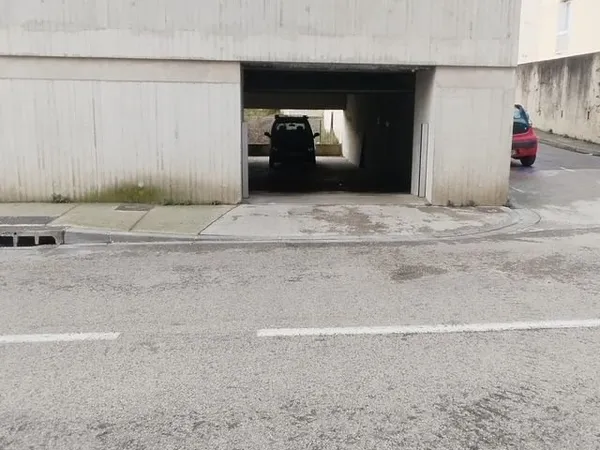 A louer Parking face au commisseriat de NIMES