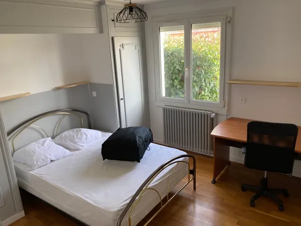 Maison à louer avec 3 chambres meublées + Jardin /