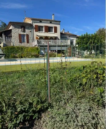 À VENDRE - Belle propriété avec piscine et fort potentiel à Laurac-en-Vivarais