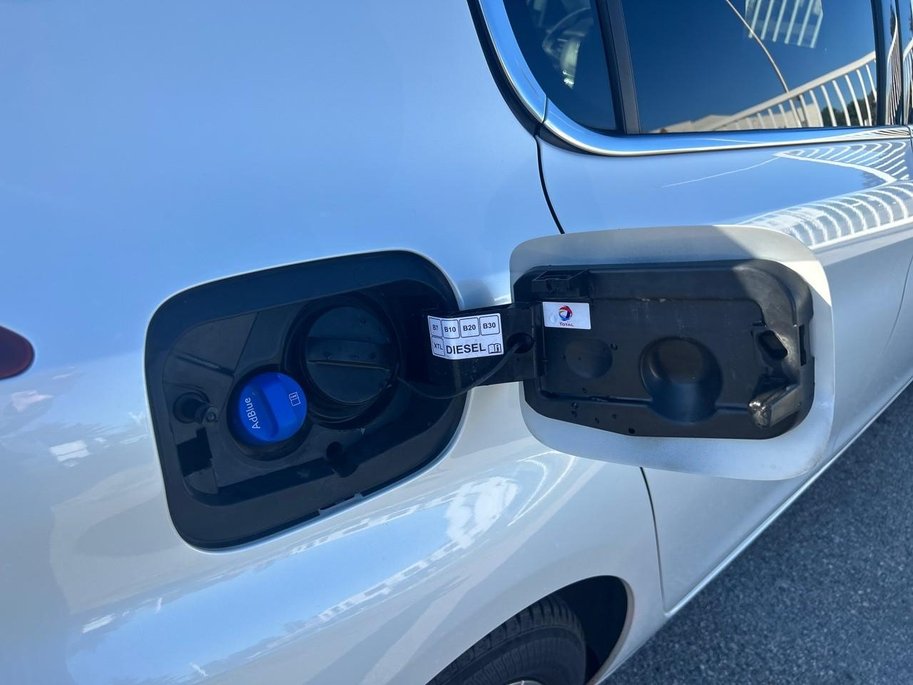 Peugeot 308 1.5 bluehdi 130ch s&s allure pack — photo 13