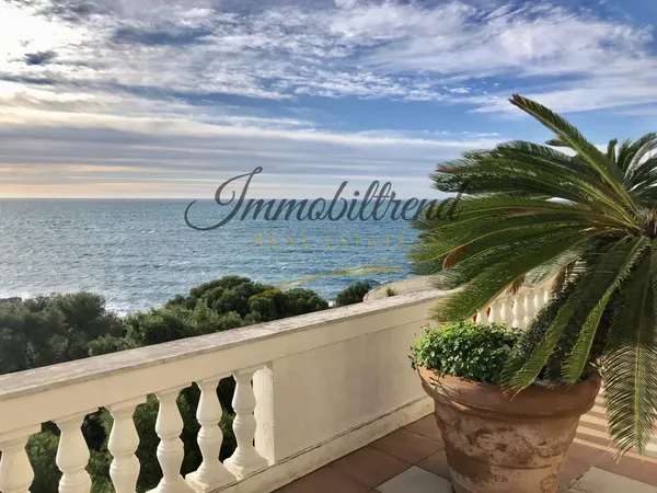 ROQUEBRUNE-CAP-MARTIN – SUPERBE 3 PIÈCES AVEC GRANDE TERRASSE ET VUE MER PANORAMIQUE