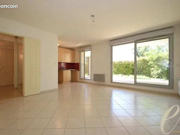 SAINTE FOY LES LYON - Maréchal Foch : Magnifique T2 exposé SUD de 51 m² en rez-de-jardin dans une ré