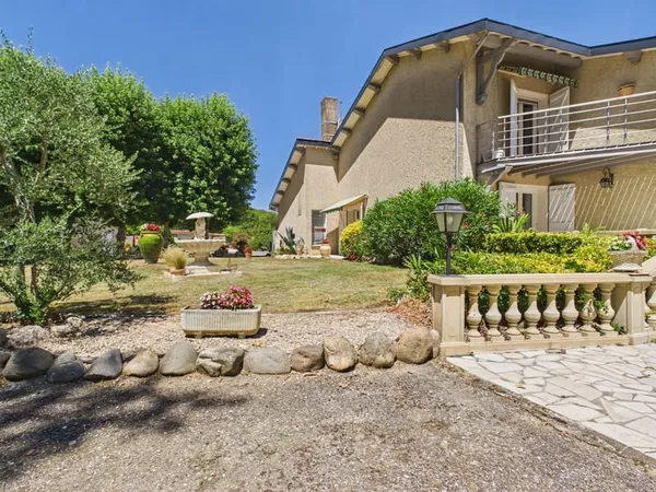 Maison familiale avec piscine, parc et dépendances