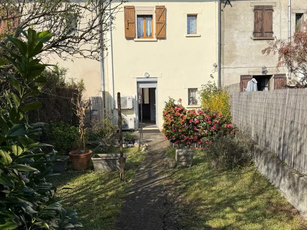 Maison de village avec petit jardin.