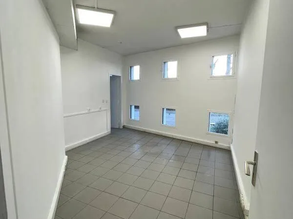 Local professionnel 1 pièce 81 m²