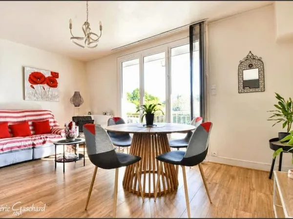 Pineuilh - Appartement T3 rénové 62 m², balcon, tout à pied