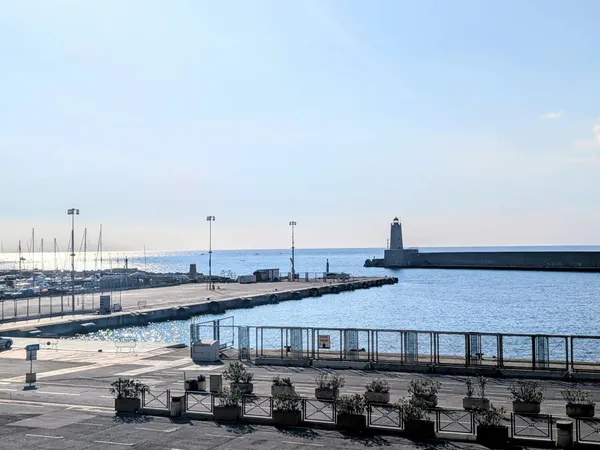 STUDIO MEUBLÉ DE 31 M² FACE À LA MER, À DEUX PAS DU PORT