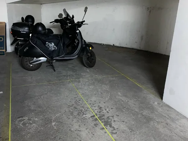 Loue parking 9m² à scooter