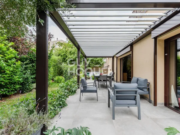 Plateau Croix-Rousse - Villa 332 m² - Sous-sol - Garage -