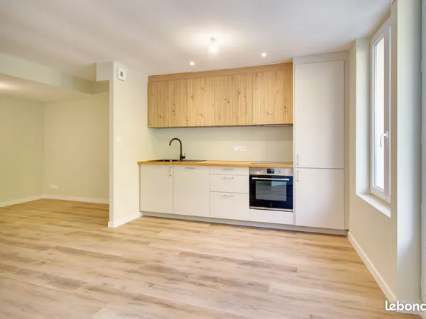 T2 rénové avec terrasse de 21 m² et vue Loire