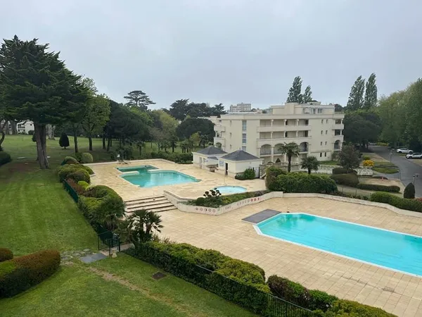 A vendre à LA BAULE LES PINS proche plage T2 dans une résidence de standing avec piscines