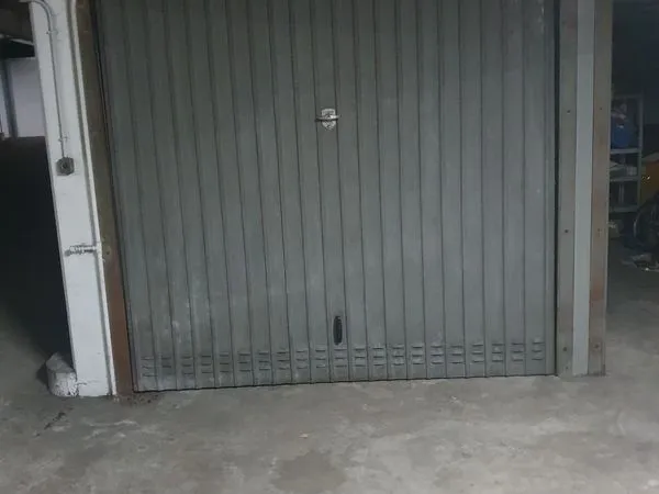 Box fermé 10 m² sécurisé - Versailles, 100 m gare Montreuil