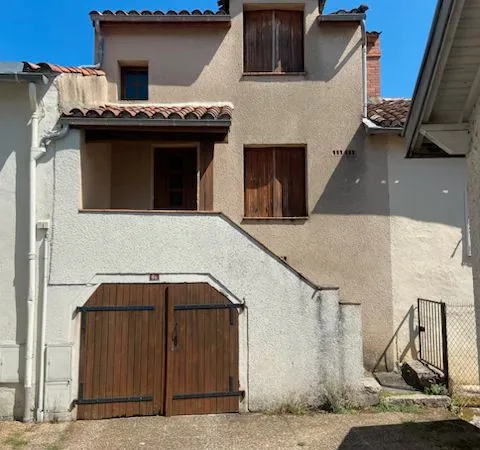 Au coeur du vieux bourg de Labéraudie, offrant une vue dégagée et privilégiée sur le Lot