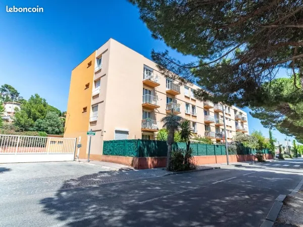 Appartement Traversant 57 m² - 2 chambres - parking sécurisé - à 10 minutes à pieds de la mer