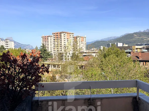 T1 bis en dernier étage avec terrasse, vue panoramique et pa