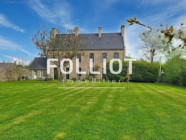 A vendre - Coup de coeur assuré pour cet ancien presbytère plein d'authenticité