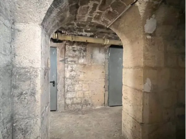 A VENDRE - Cave Saine de 14m carré, Grande Hauteur sous plafond, Rue Amelot 75011
