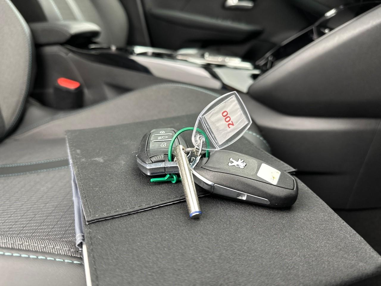 Peugeot 208 puretech 100 s&s eat8 allure pack — photo 33