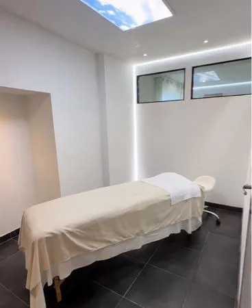 Pièce a louer dans salon privé