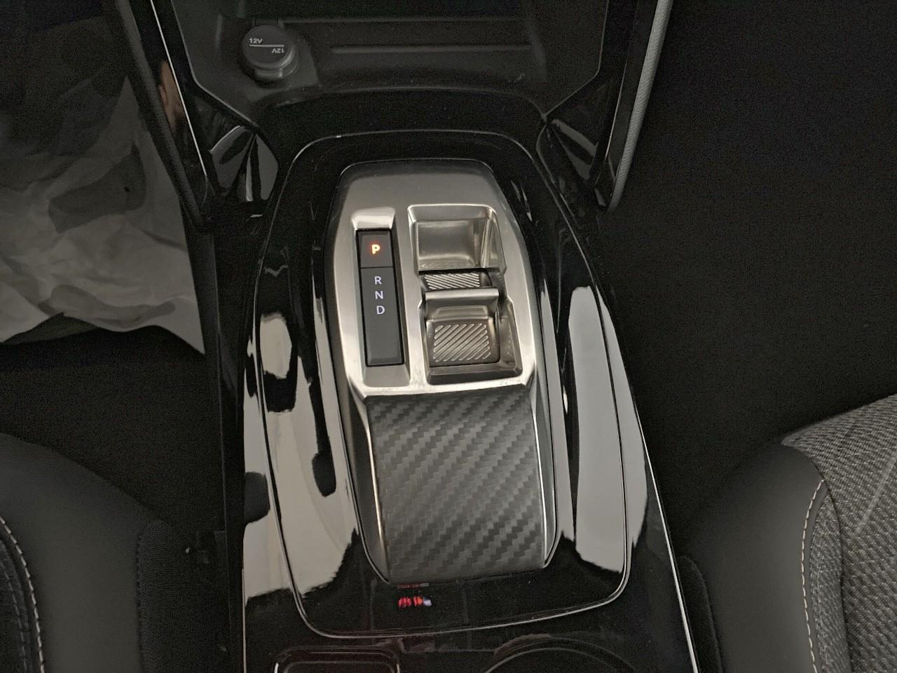 Peugeot 2008 hybrid 145 ch e-dcs6 allure — photo 17