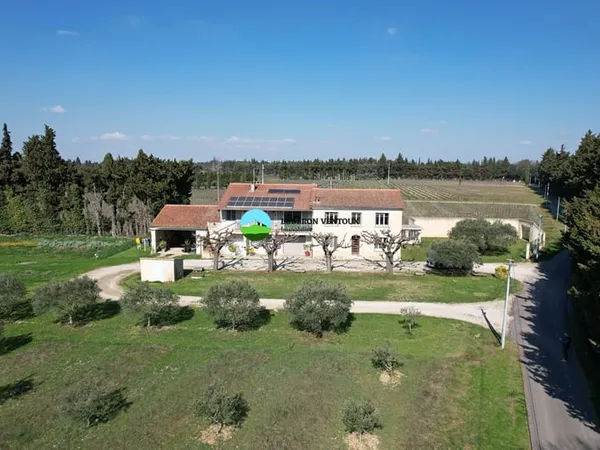 Maison Sarrians 230 m2, nombreuses annexes et un hangar de 400 m² dans un secteur sans nuisance