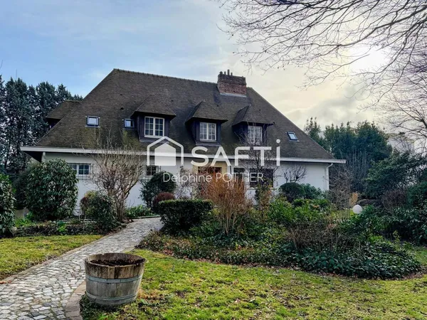 Maison de maître de 232m2 + sous sol total + maison indépendante de 44m2