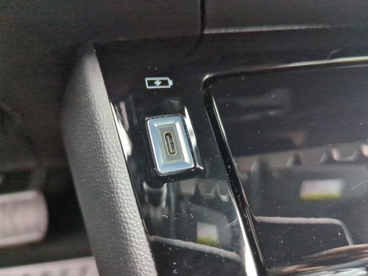 Peugeot 2008 hybrid 145 ch e-dcs6 allure — photo 25
