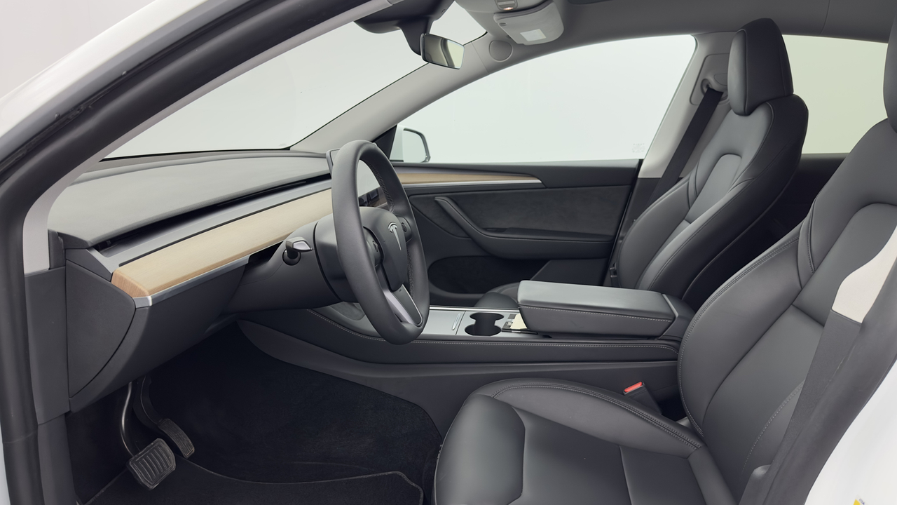 Tesla MODEL Y Long Range RWD — photo 10