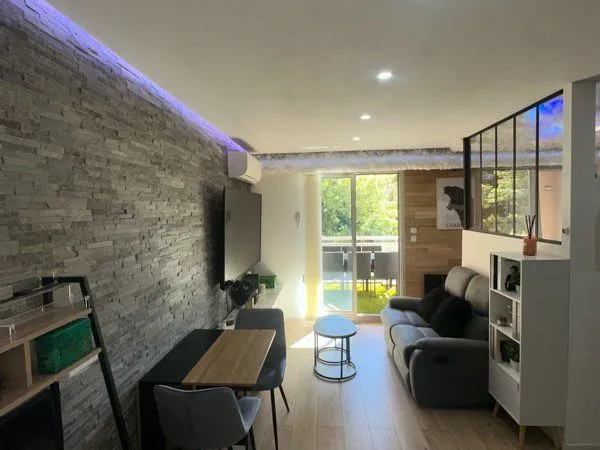 Studio climatisé avec grande terrasse + piscine