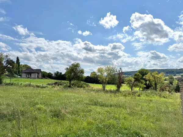 Vends terrain - 2 100m² - au coeur d'un charmant village