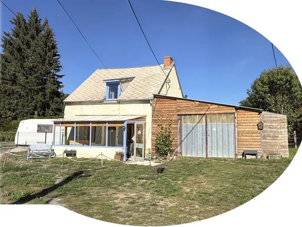 Auv 1232 : Petite maison habitable à 3 km de Pionsat sur 350m2