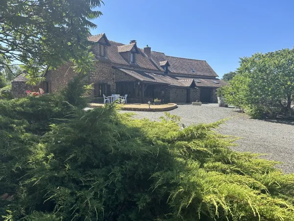 Vends maison 261m² Le Mans - Maison de charme en pierres de Roussard - Cadre verdoyant proche
