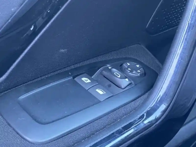 Peugeot 208 1.2 puretech 82 allure — photo 10