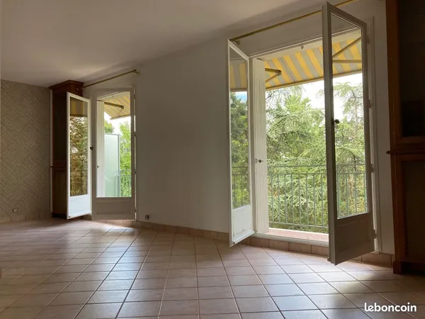 Lumineux F4/5 de 93 m2- proche Château Belmont dans belle résidence -Très calme- Traversant- Balcon 