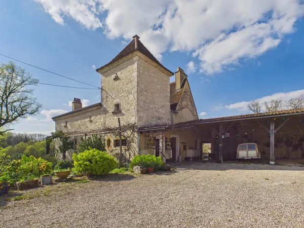 Trois maisons situées dans un endroit paisible proche d'une belle ville bastide