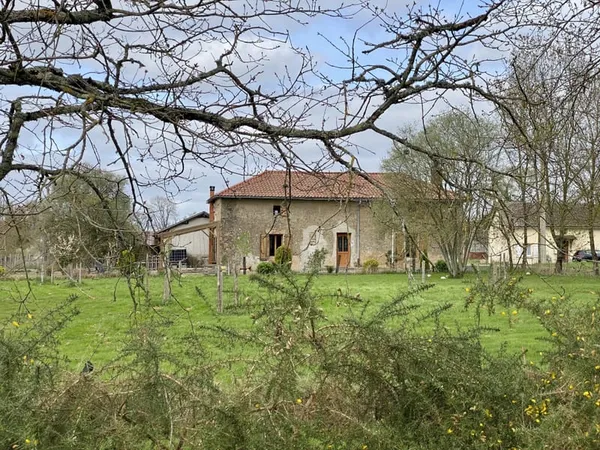 Charmante ferme rénovée avec grande grange, nombreuses dépendances, étang et plus de 9,6 hectares de