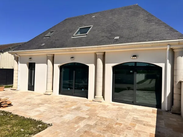 Maison Neuve proche de tous les grands axes.