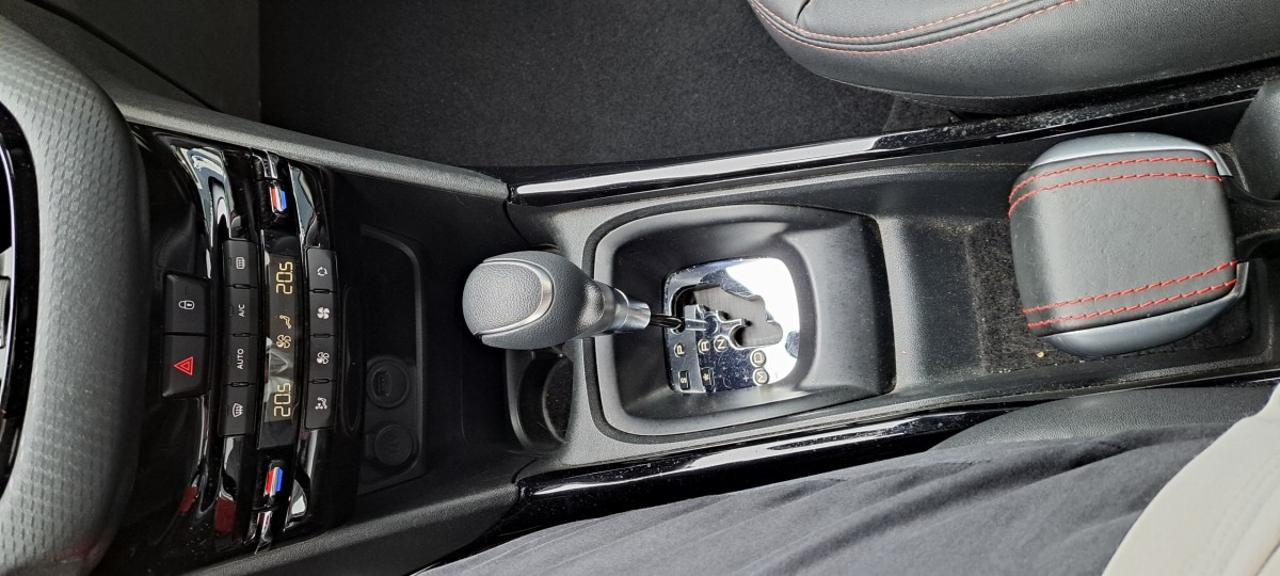 Peugeot 2008 puretech 130 s&s eat6 gt line — photo 12
