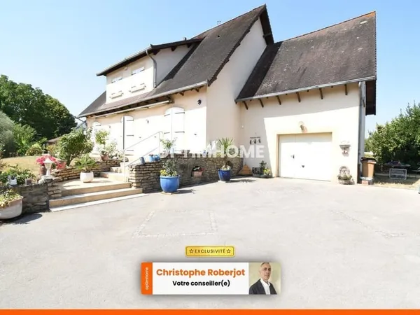 Belle et grande maison de 177m2 avec piscine sur un terrain clos et arboré de 1200m2, au calme et au