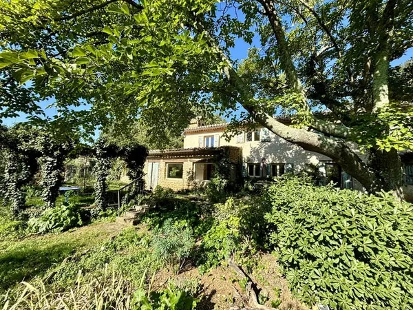 GRIGNAN. MAS ANCIEN DE 170 m2 SUR MAGNIFIQUE PARC ARBORE DE 9676 m2 DONT 3000 m2 CONSTRUCTIBLES.