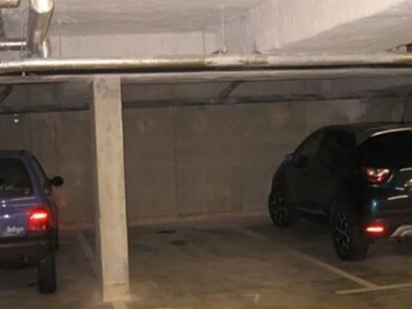 Place de parking couvert ,sécurisée en centre ville