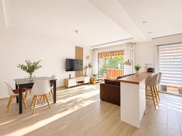 VALLAURIS - STUDIO 34m2 - PISCINE - PARKING - TERRASSE