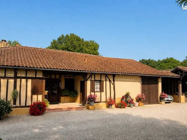 Ensemble immobilier, 2 maisons, piscine, box, et dépendances