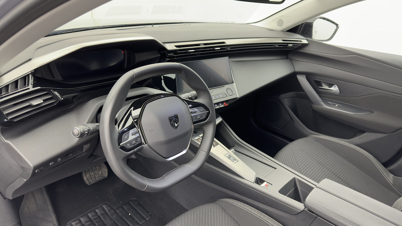 Peugeot 308 SW PHEV 180 e-EAT8 — photo 12