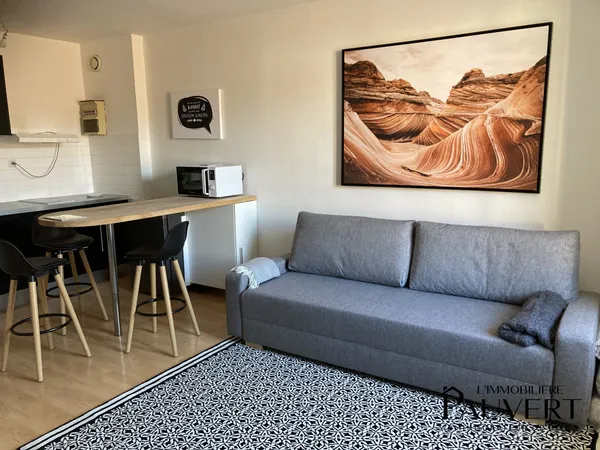 CHARMANT STUDIO de 28 m2 meublé.