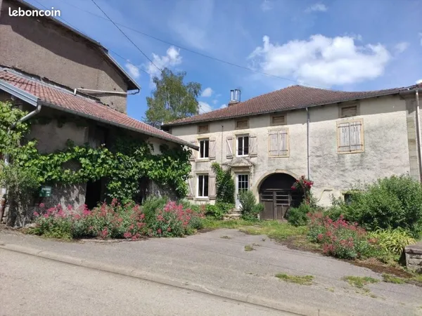 Ferme de village 3 chambres authenticité préservée terrain de 34 ares dépendances