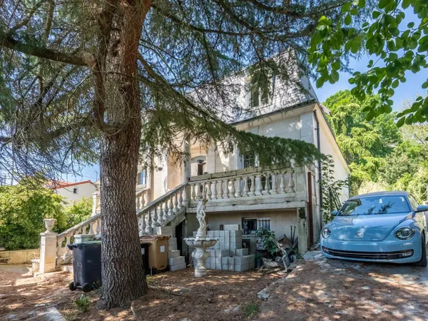 A GAGNY 93220 Maison de 202 m², 8 pièces, 5 chambres, une cuisine fermée construite sur un terrain d