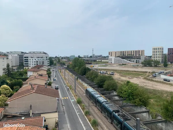 Unique T4 avec Rooftop privatif dans le quartier Euratlantique au pied du Tram avec parking