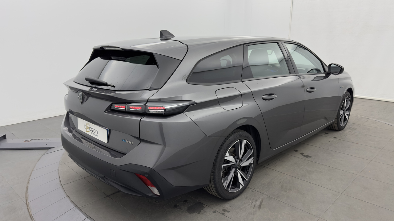Peugeot 308 SW PHEV 180 e-EAT8 — photo 5